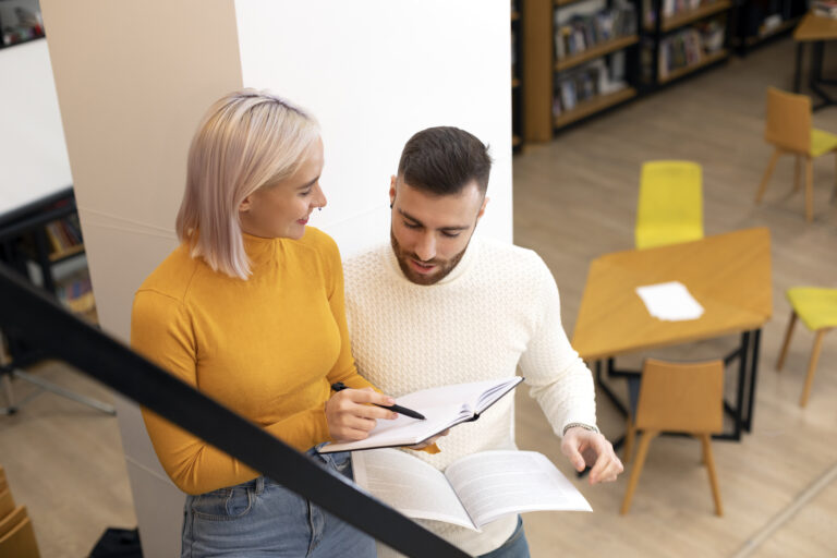 Si tu as une idée, un texte en cours ou un manuscrit qui n’avance plus, le coaching d’auteurs est là pour t’aider à y voir clair et à avancer, sans te trahir.